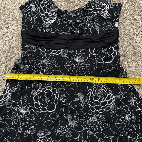 Evan Picone Womens 4 Black White Embroidered Cocktail Floral Dress Lined Party - Picture 3 of 7